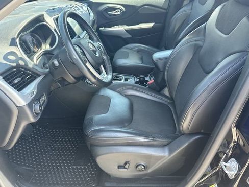 Used 2018 Jeep Cherokee Latitude Plus w/ Cold Weather Group FWD image 10
