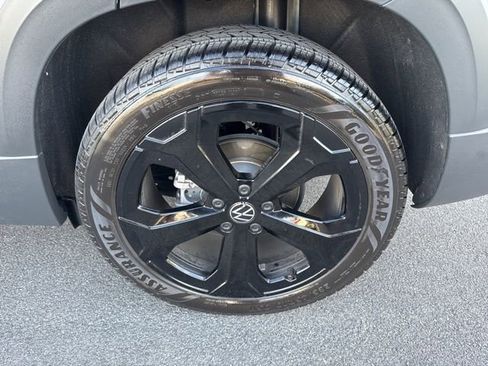 Certified 2025 Volkswagen Taos SE image 33