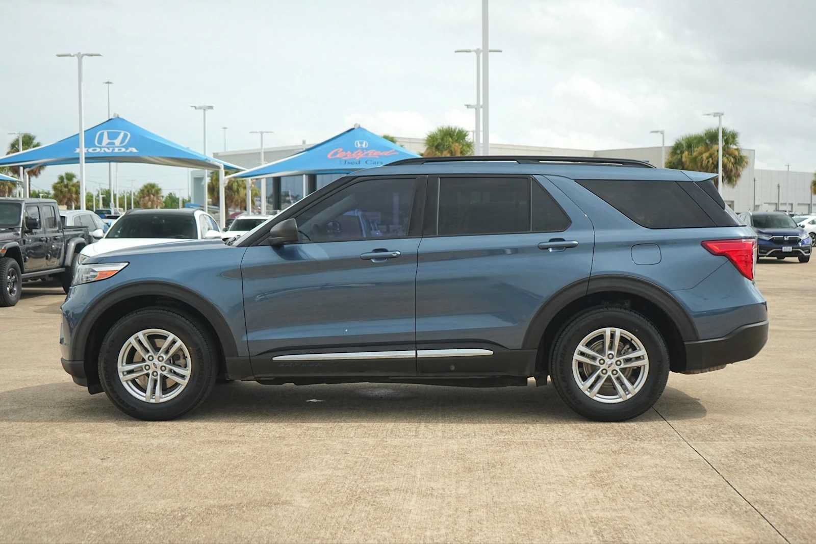 Used 2020 Ford Explorer XLT w/ Equipment Group 202A AWD/4WD image 3