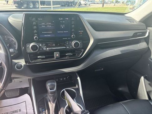 Used 2021 Toyota Highlander XLE FWD image 11