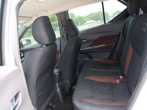 Used 2019 Nissan Kicks SR FWD image 9