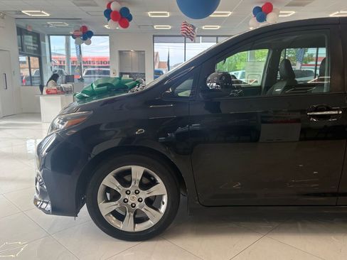 Used 2015 Toyota Sienna SE w/ SE Preferred Package FWD image 6