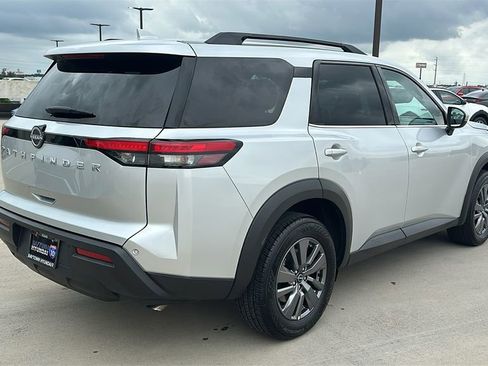 Used 2025 Nissan Pathfinder SV FWD image 12