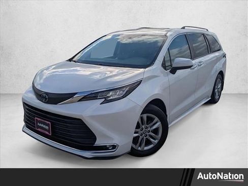 Used 2023 Toyota Sienna XLE image 1