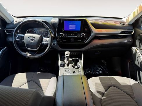 Certified 2024 Toyota Highlander LE AWD/4WD image 10