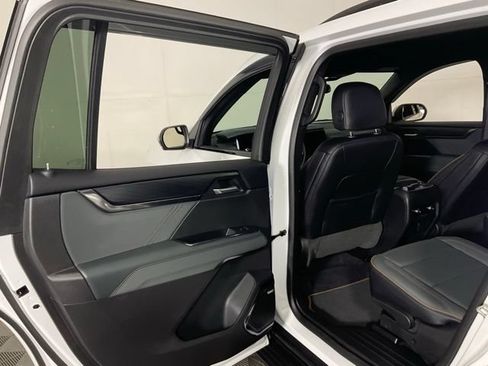 Used 2025 GMC Acadia AT4 AWD/4WD image 32