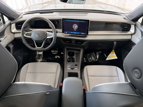 New 2026 Volkswagen Tiguan SE R-Line FWD image 17
