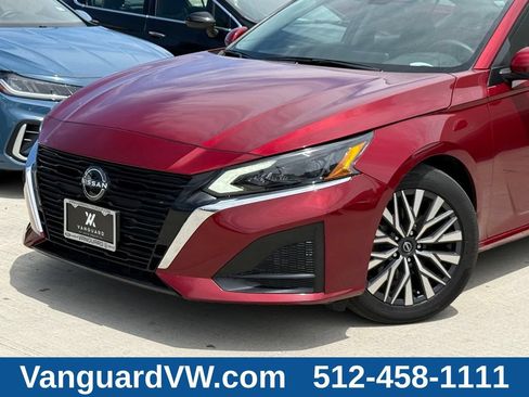 Used 2023 Nissan Altima 2.5 SV FWD image 2