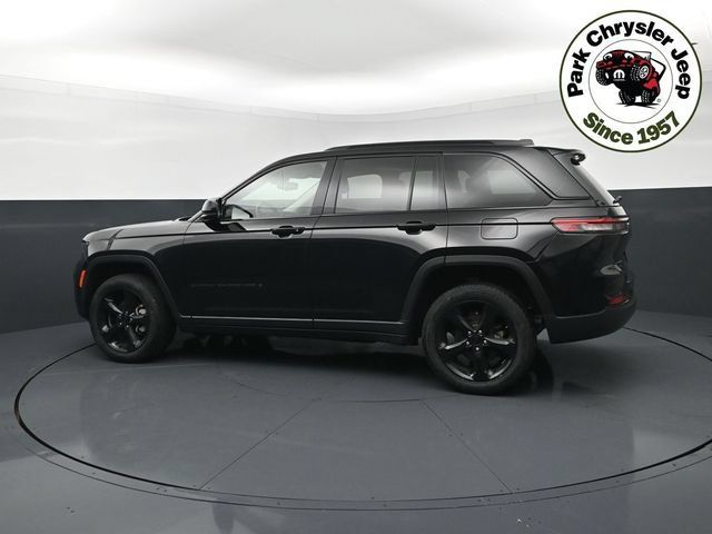 Used 2023 Jeep Grand Cherokee Limited w/ Black Appearance Package AWD/4WD image 3