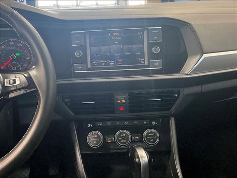 Used 2021 Volkswagen Jetta SE w/ SE Cold Weather Package image 18