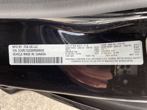 Used 2025 Chrysler Pacifica Limited image 11