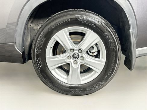 Used 2022 Toyota Highlander LE image 11