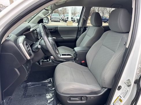 Used 2020 Toyota Tacoma SR5 image 9
