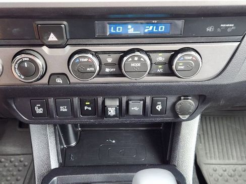 Used 2022 Toyota Tacoma TRD Off-Road w/ Technology Package AWD/4WD image 19