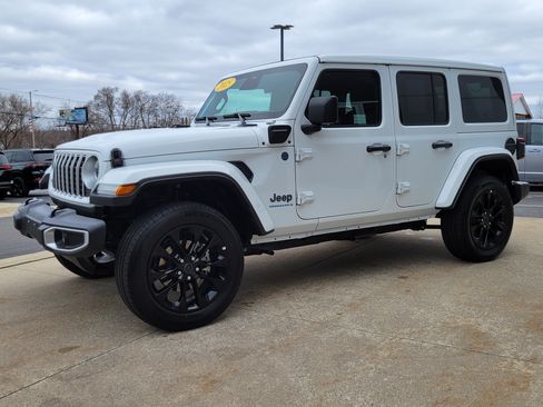 Used 2025 Jeep Wrangler Unlimited Sahara w/ Safety Group AWD/4WD image 2