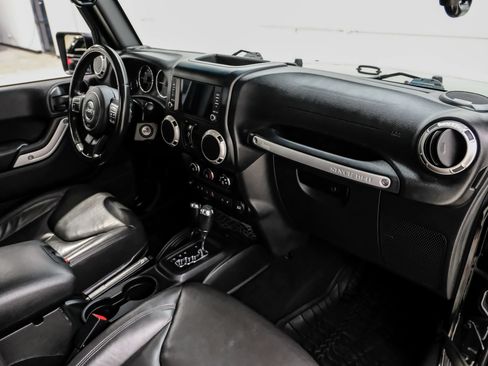 Used 2016 Jeep Wrangler Unlimited Sahara AWD/4WD image 11