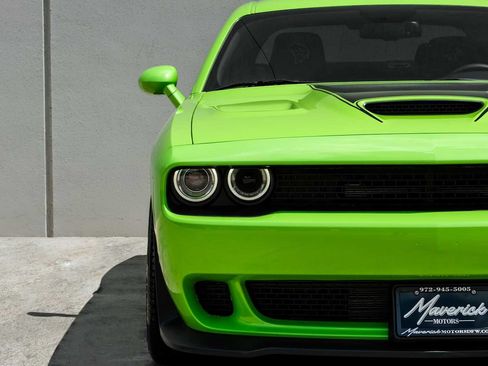 Used 2015 Dodge Challenger SRT Hellcat RWD image 38