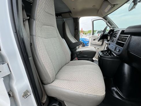 Used 2021 Chevrolet Express 2500 RWD image 32