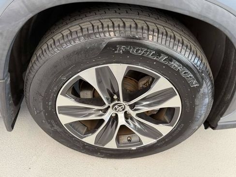 Used 2022 Toyota Highlander XLE AWD/4WD image 8
