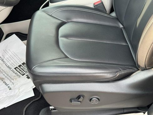 Used 2023 Chrysler Pacifica Touring-L FWD image 18