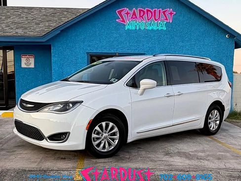 Used 2019 Chrysler Pacifica Touring-L FWD image 1