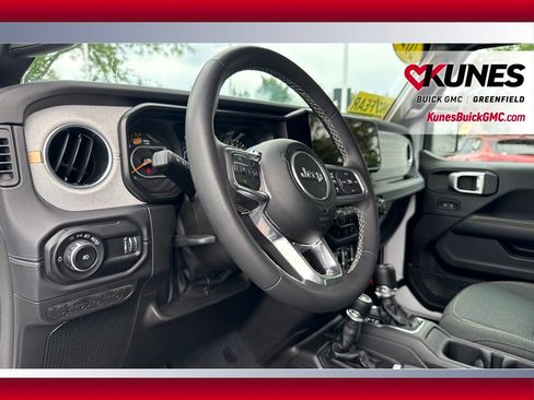 Used 2025 Jeep Wrangler Unlimited Sahara AWD/4WD image 18