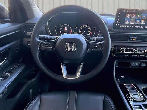Used 2025 Honda Pilot Touring image 2