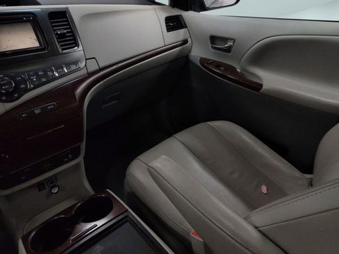 Used 2013 Toyota Sienna XLE image 27