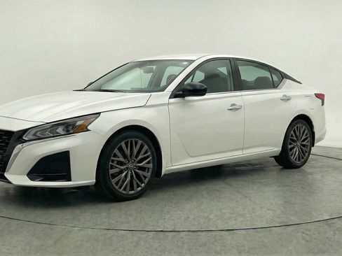 Used 2025 Nissan Altima 2.5 SV FWD image 3