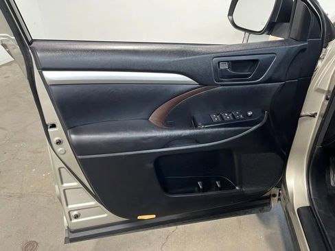 Used 2015 Toyota Highlander Plus AWD/4WD image 24