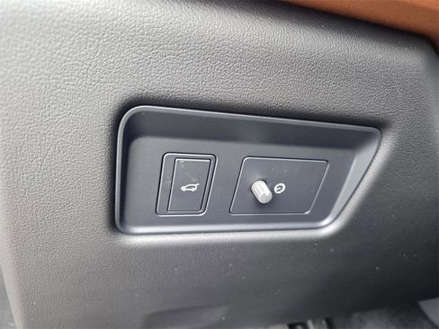 Used 2025 Jaguar F-PACE R-Dynamic S image 24