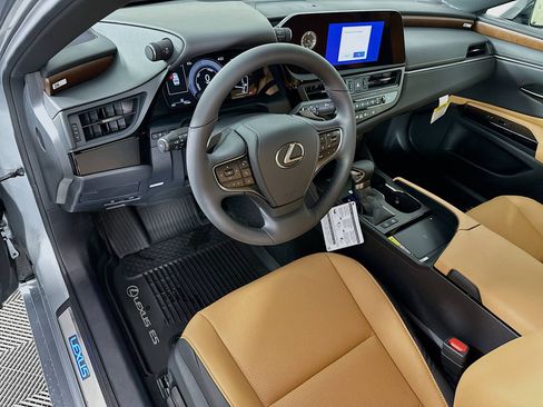 New 2025 Lexus ES 300h w/ Premium Package image 9