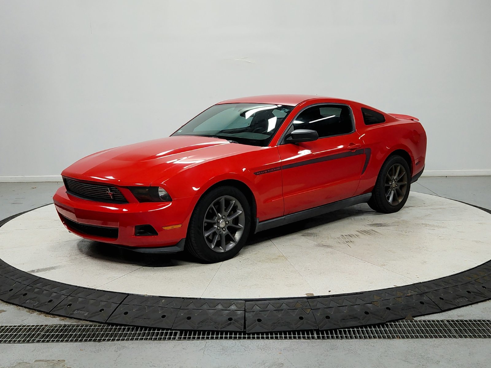 Used 2011 Ford Mustang Premium w/ 203A Rapid Spec Order Code RWD image 4
