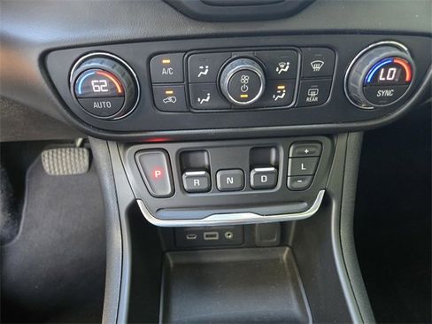 Used 2021 GMC Terrain SLT image 17