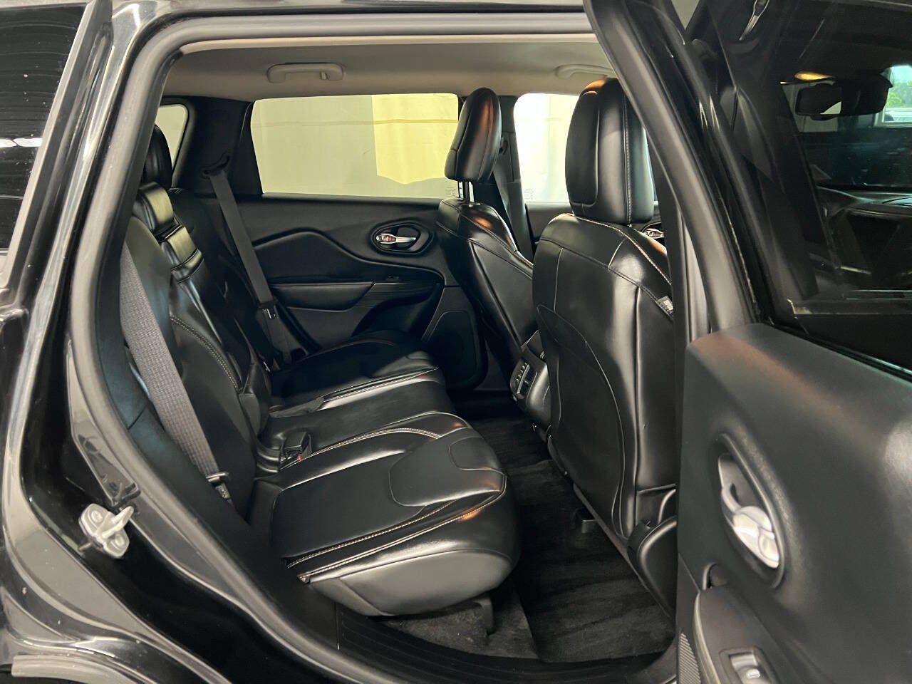 Used 2016 Jeep Cherokee Limited AWD/4WD image 10