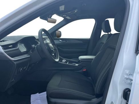 New 2025 Jeep Grand Cherokee L Laredo image 9