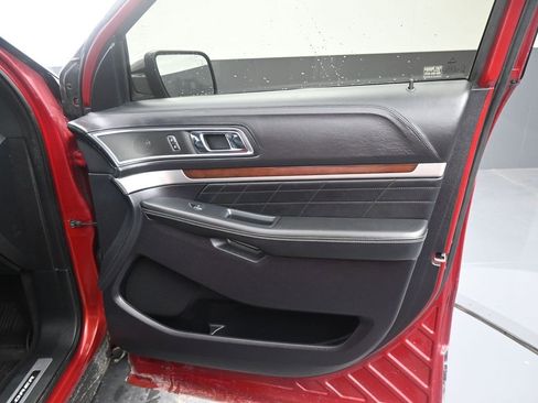 Used 2018 Ford Explorer Platinum image 2