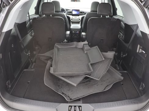 Used 2022 Ford Explorer XLT w/ Equipment Group 202A image 28