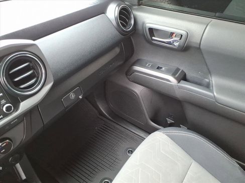 Used 2022 Toyota Tacoma TRD Sport w/ Technology Package image 30