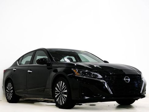 Used 2023 Nissan Altima 2.5 SV image 1