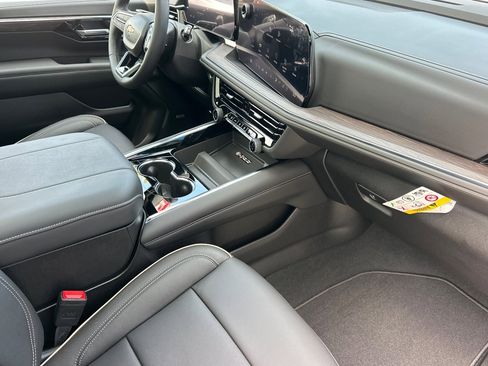 New 2025 Chevrolet Suburban Premier image 18