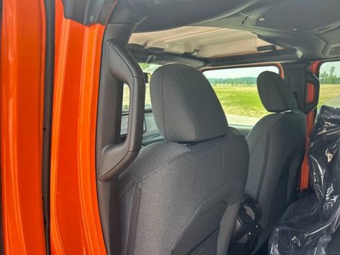 New 2025 Jeep Gladiator Sport image 38