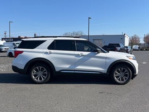 Used 2023 Ford Explorer XLT w/ Equipment Group 202A image 4