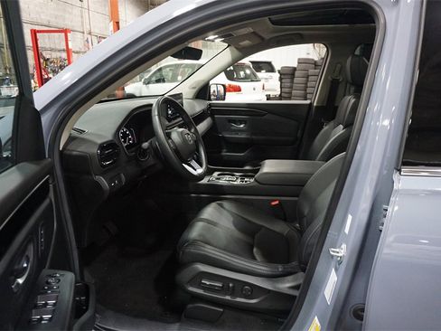 Used 2025 Honda Pilot Touring image 2