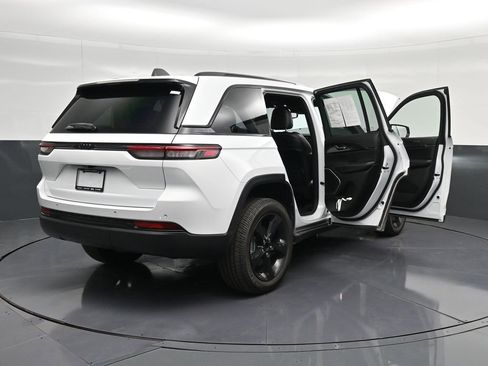 Used 2022 Jeep Grand Cherokee Altitude image 49