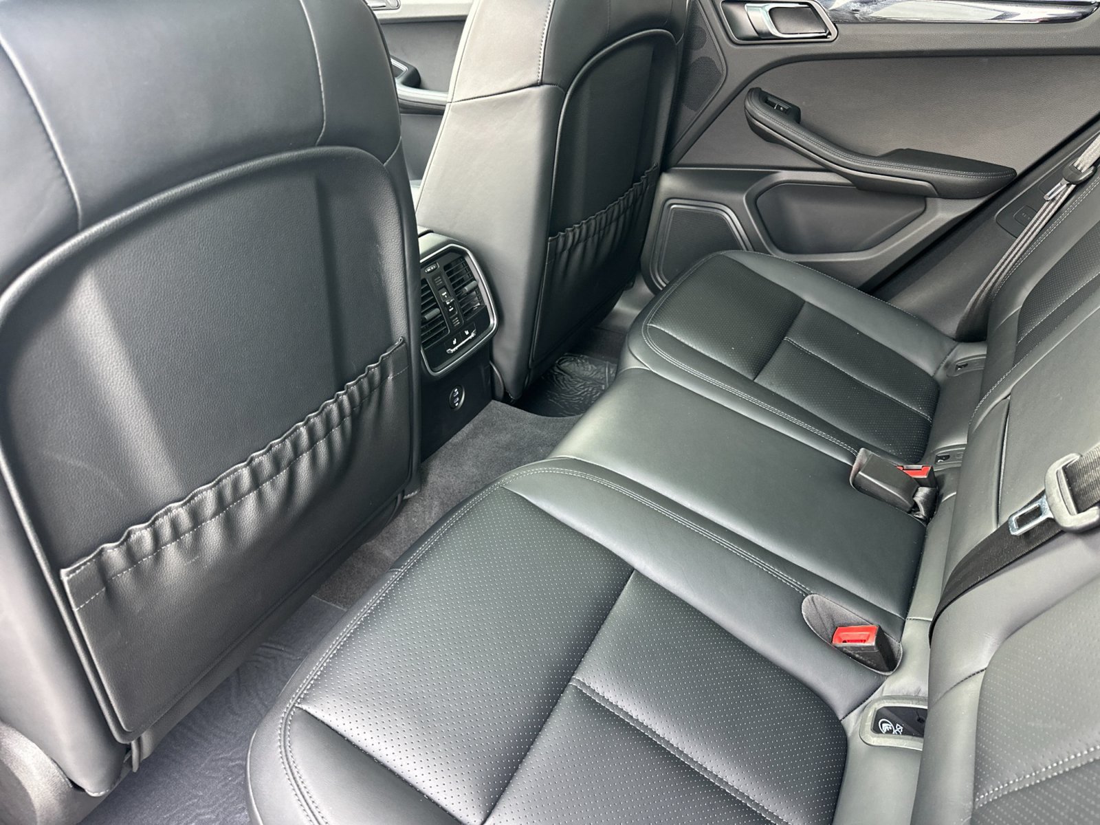 Certified 2026 Porsche Macan AWD/4WD image 18
