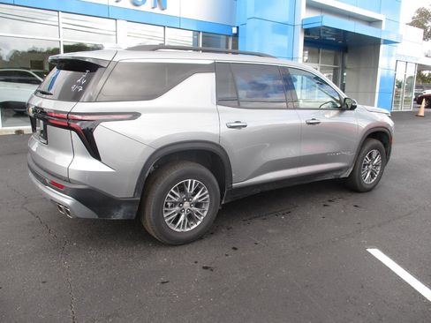 Certified 2025 Chevrolet Traverse LT image 3