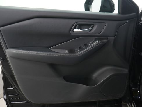 Used 2025 Nissan Rogue SV image 22