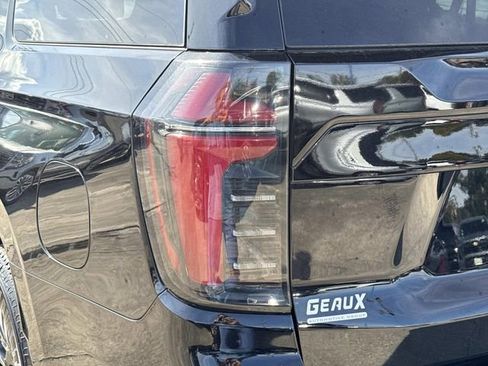 Used 2025 Chevrolet Suburban Z71 image 14