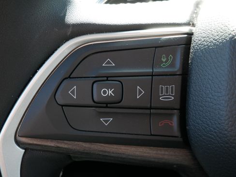 Used 2023 Jeep Grand Cherokee Limited w/ Black Appearance Package image 22